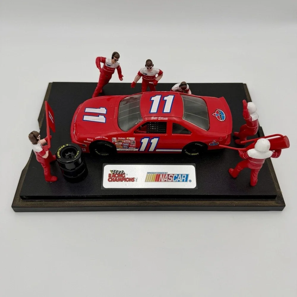 Vintage 1:24 Bill Elliott #11 NASCAR Pit Stop Diorama Racing Champions